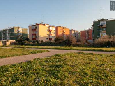 Stadio della Vittoria/Villaggio Trieste � Corso Vittorio Veneto prima di diventare lungomare Starita incrocia sulla sinistra viale Orlando, che conduce allo Stadio della Vittoria, l� dove per decenni ha giocato il Bari calcio. Attorno all�impianto si aprono larghe strade che ospitano pi� che altro capannoni. La zona maggiormente abitata � il �Villaggio Trieste�: agglomerato di palazzine realizzate nel 1956 per ospitare i profughi provenienti dall�Est Europa